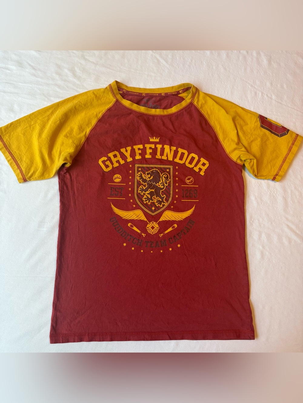 Universal Studios Harry Potter Gryffindor Quidditch Team Captain Raglan Tee M